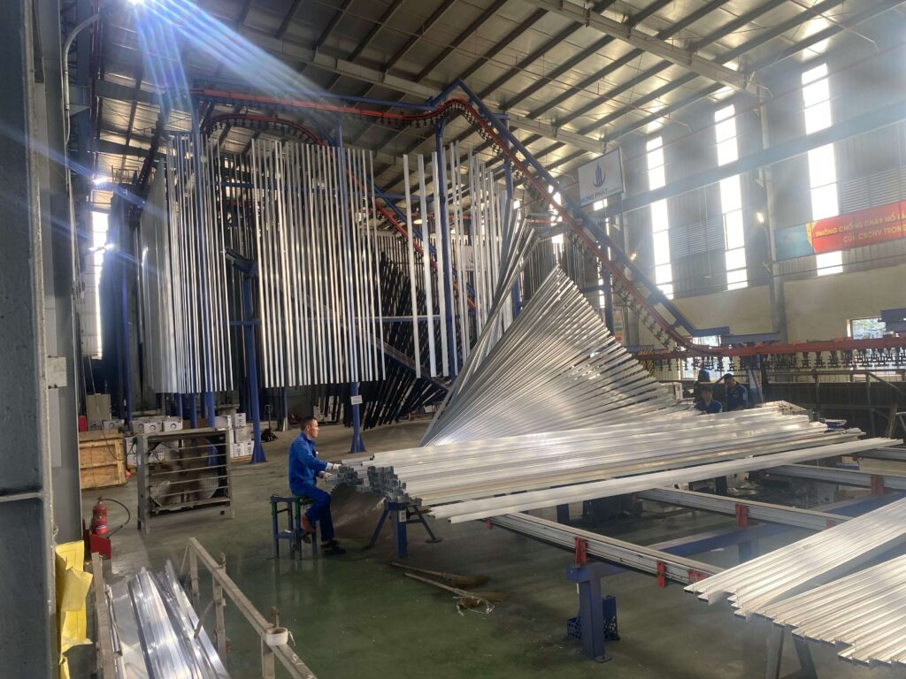 Machining and processing extruded aluminium profiles